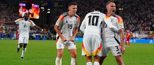 Das deutsche Team bejubelt den Treffer von Jamal Musiala zum 2:0.