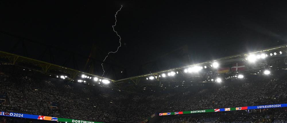 Ein Blitz über dem Dortmunder Stadion. Am Ende gab es zum Glück nur eine Unterbrechung.