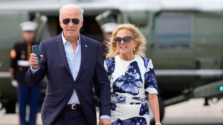 US-Präsident Joe Biden und First Lady Jill Biden kommen mit der Marine One am East Hampton Airport in East Hampton, N.Y. an.