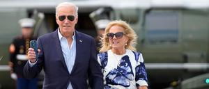 US-Präsident Joe Biden und First Lady Jill Biden kommen mit der Marine One am East Hampton Airport in East Hampton, N.Y. an.