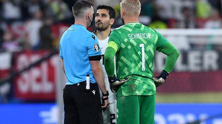 Schiedsrichter Michael Oliver erklärte den Kapitänen, warum es vor der zweiten Hälfte zunächst nicht weiterging.