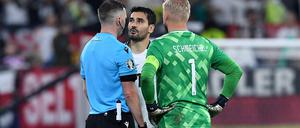 Schiedsrichter Michael Oliver erklärte den Kapitänen, warum es vor der zweiten Hälfte zunächst nicht weiterging.