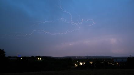 Eine Unwetterzelle mit einem Blitz baut sich Ende Juni über Homburg auf.