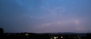 Eine Unwetterzelle mit einem Blitz baut sich über Homburg auf.