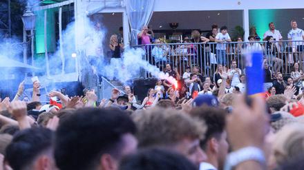 „Pyrotechnik ist doch kein Verbrechen“, sangen Fans vor dem Brandenburger Tor.