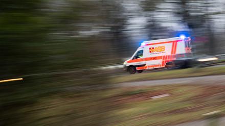 Bei einem Frontalzusammenstoß zweier Autos im Erzgebirge ist eine Frau gestorben. Drei Menschen wurden schwer verletzt – darunter zwei Kinder.