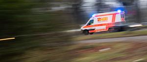 Bei einem Frontalzusammenstoß zweier Autos im Erzgebirge ist eine Frau gestorben. Drei Menschen wurden schwer verletzt – darunter zwei Kinder.