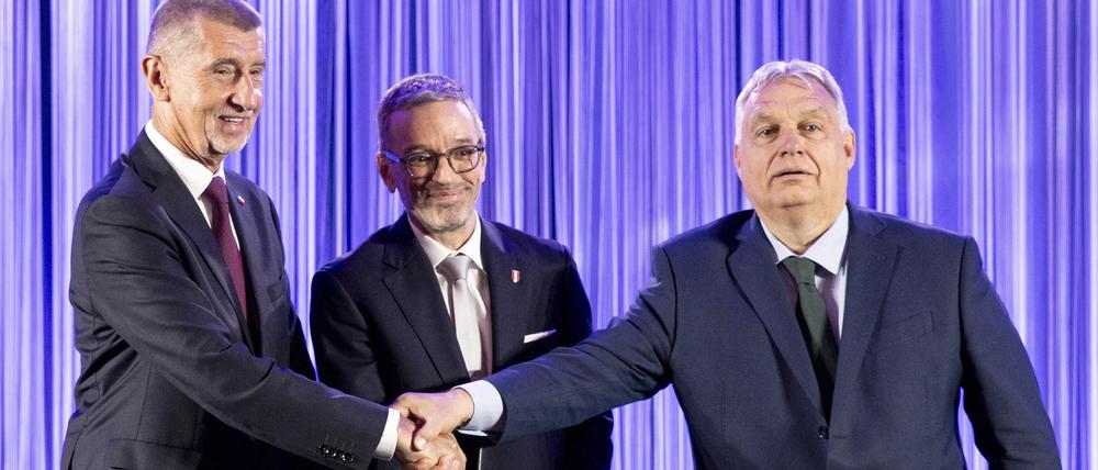 Österreich, Wien: Andrej Babis (l-r), Vorsitzender der tschechischen liberal-populistischen ANO, Herbert Kickl, Chef der rechten österreichischen FPÖ, und Viktor Orban (l), Ministerpräsident von Ungarn und Vorsitzender der Partei Fidesz, reichen sie die Hände. Führende populistische Parteien aus Ungarn, Österreich und Tschechien haben ein Bündnis auf EU-Ebene, „Patriots for Europe“, gebildet.