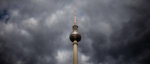 Dunkle Wolken über dem Fernsehturm am Alexanderplatz am 10. April 2024 in Berlin