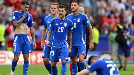 Die italienischen Spieler können das frühe EM-Aus nicht fassen.