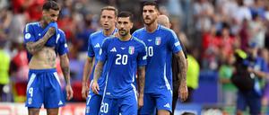 Die italienischen Spieler können das frühe EM-Aus nicht fassen.