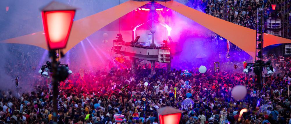 Besucher tanzen vor einer der Bühnen des Fusion-Festivals auf dem ehemaligen Militärflugplatz. 