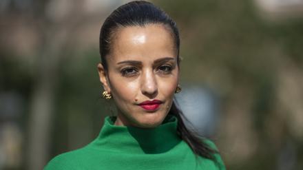 Sawsan Chebli (SPD) steht in einem Garten.