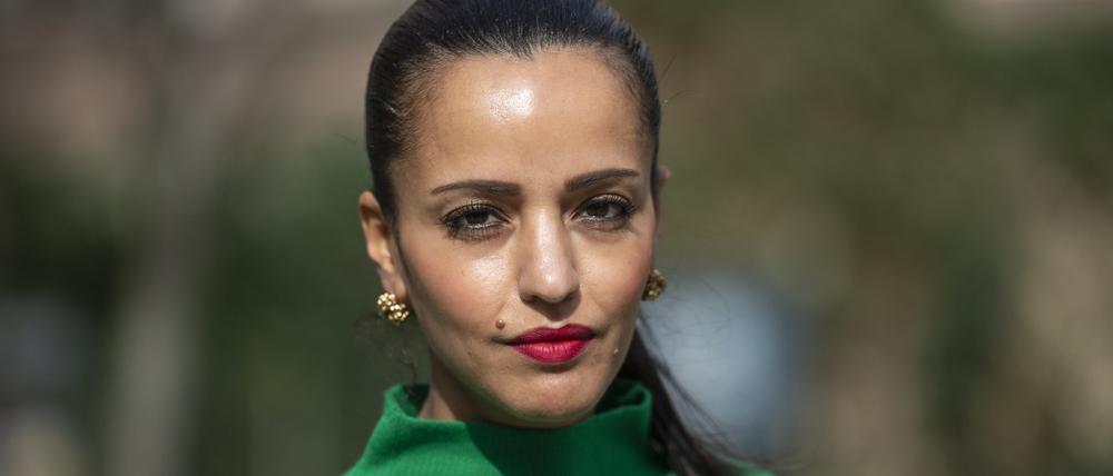 Sawsan Chebli (SPD) steht in einem Garten.
