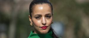 Sawsan Chebli (SPD) steht in einem Garten.