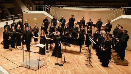 Der Rias Kammerchor Berlin mit Sopranistin Sarah Maria Sun (vorne r.) und Pianistin Helen Collyer am 29.6.2024 im Kammermusiksaal der Philharmonie.