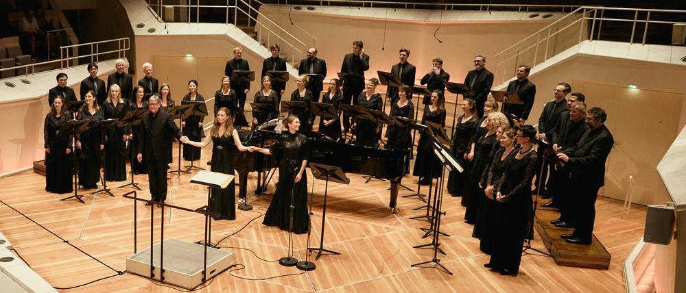Der Rias Kammerchor Berlin mit Sopranistin Sarah Maria Sun (vorne r.) und Pianistin Helen Collyer am 29.6.2024 im Kammermusiksaal der Philharmonie.