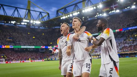 David Raum, Nico Schlotterbeck und Antonio Rüdiger jubeln nach dem Sieg im Achtelfinale gegen Dänemark.