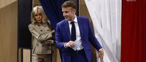 Frankreichs Präsident Emmanuel Macron bei der Wahl mit seiner Frau Brigitte