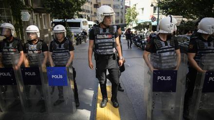 Polizeibeamte blockierten bereits 2023 eine Straße während der Pride-Parade in Istanbul.