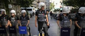 Polizeibeamte blockierten bereits 2023 eine Straße während der Pride-Parade in Istanbul.