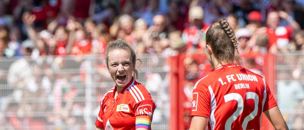Lisa Heiseler (links) und Anouk Blaschka freuen sich mit Union auf die Zweite Liga.