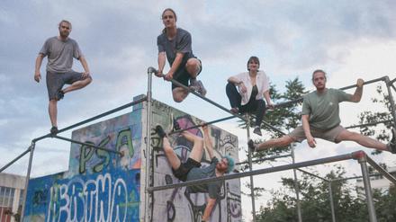 Die Fußgänger treffen sich wöchentlich für Parkour-Trainings. Amala (2. v. re.) schätzt vor allem die Kreativität, das soziale Miteinander und die mentale Herausforderung der Sportart.