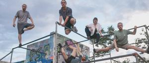 Die Fußgänger treffen sich wöchentlich für Parkour-Trainings. Amala (2. v. re.) schätzt vor allem die Kreativität, das soziale Miteinander und die mentale Herausforderung der Sportart.