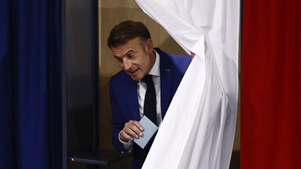 Emmanuel Macron beim Verlassen der Wahlkabine in Le Touquet-Paris-Plage beim ersten Wahlgang.