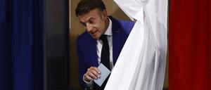 Emmanuel Macron beim Verlassen der Wahlkabine in Le Touquet-Paris-Plage beim ersten Wahlgang.