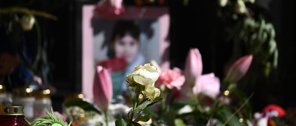Blumen und Kerzen und ein Foto der getöteten Valeriia aus Döbeln sind vor einem einem Gottesdienst auf dem Obermarkt auf einer Bühne zu sehen. 