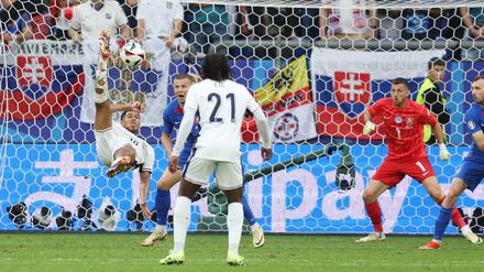 Jude Bellingham (li.) erzielte das 1:1 per Fallrückzieher in der Nachspielzeit.