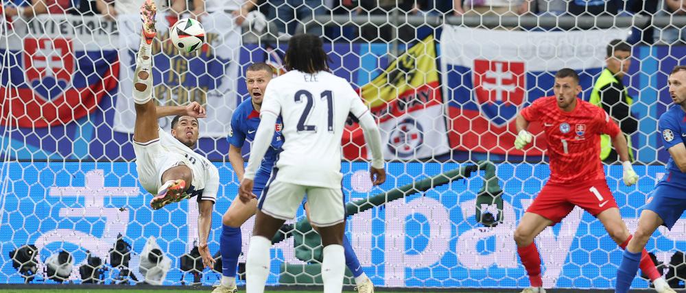 Jude Bellingham (li.) erzielte das 1:1 per Fallrückzieher in der Nachspielzeit.