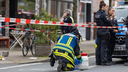 Polizeieinsatz vor dem Bochumer Café, in dem es zu dem Säureangriff kam.