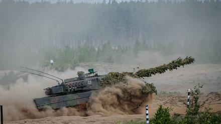 Ein Leopard 2 Kampfpanzer der Bundeswehr nimmt zum Abschluss an der Nato-Übung Quadriga 2024 teil. 