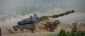 Ein Leopard 2 Kampfpanzer der Bundeswehr nimmt zum Abschluss an der Nato-Übung Quadriga 2024 teil. 