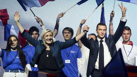 Marine Le Pen (3.v.l) und Jordan Bardella (2.v.r) können auf die Mehrheit in der französischen Nationalversammlung hoffen.