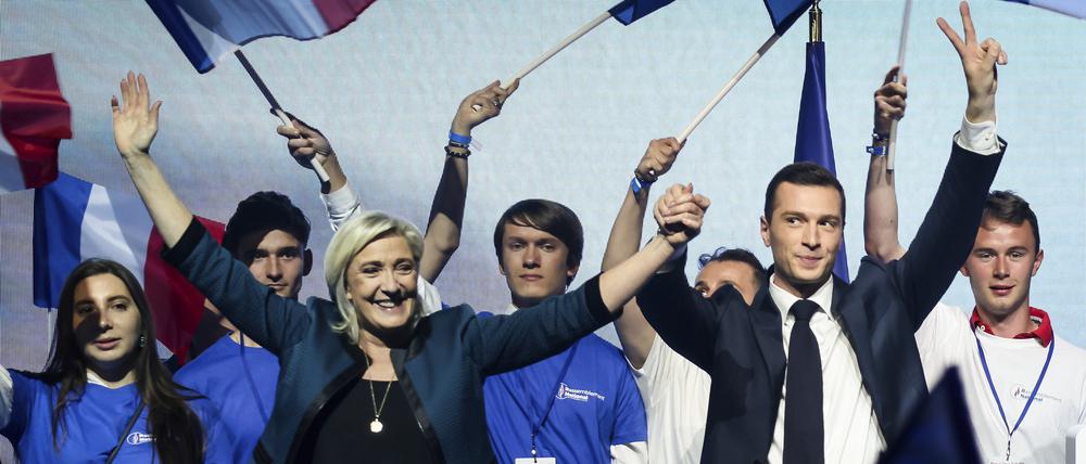 Marine Le Pen (3.v.l) und Jordan Bardella (2.v.r) können auf die Mehrheit in der französischen Nationalversammlung hoffen.