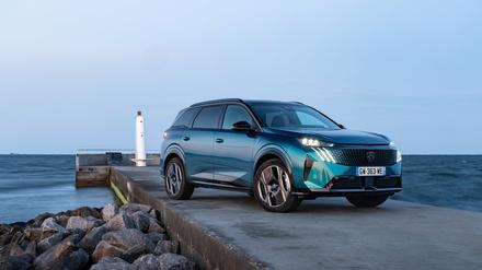 Nur echt mit Lichtkralle. Sie rahmen die expressiv gestaltete Front mit Peugeot-Logo ein.