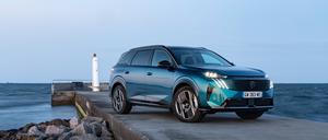 Nur echt mit Lichtkralle. Sie rahmen die expressiv gestaltete Front mit Peugeot-Logo ein.