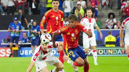 Lamine Yamal (vorne) ist mit Spanien ins Viertelfinale der EM eingezogen und trifft dort am Freitag in Stuttgart auf das deutsche Team.