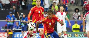Lamine Yamal (vorne) ist mit Spanien ins Viertelfinale der EM eingezogen und trifft dort am Freitag in Stuttgart auf das deutsche Team.