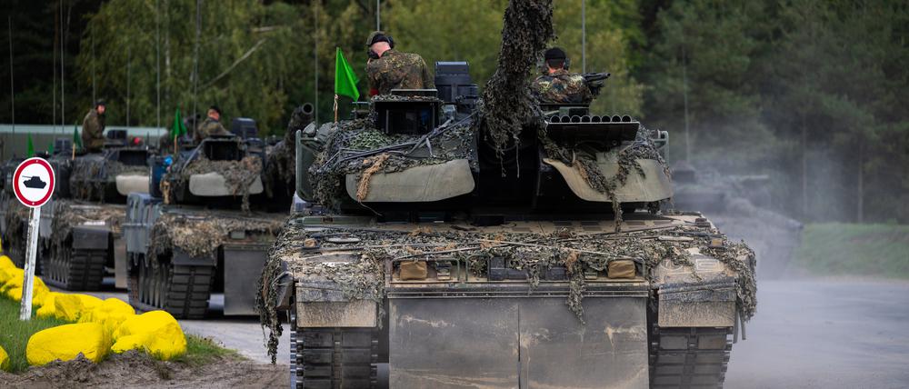 Kampfpanzer der Bundeswehr vom Typ ·Leopard 2 A7V· stehen auf einem Übungsplatz.
