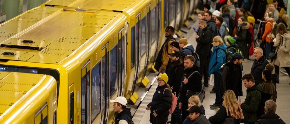 Menschen warten beim Warnstreik bei der Deutschen Bahn am Alexanderplatz auf die U-Bahn.