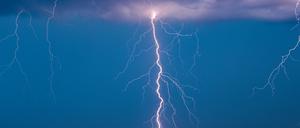 Brandenburg, Petersdorf: Blitze eines Gewitters leuchten am Abendhimmel.