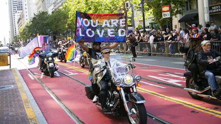 Biker führen die Parade während der jährlichen Pride Parade in San Francisco an. 