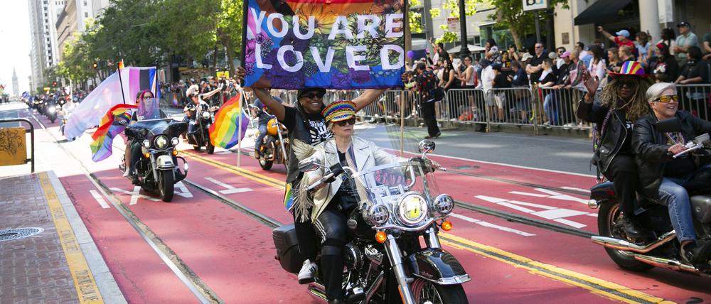 Biker führen die Parade während der jährlichen Pride Parade in San Francisco an. 