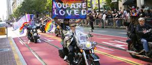 Biker führen die Parade während der jährlichen Pride Parade in San Francisco an. 