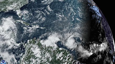 Dieses Satellitenbild der National Oceanic and Atmospheric Administration (NOAA), aufgenommen um 16:20 Uhr EDT, zeigt den Hurrikan Beryl, unten in der Mitte rechts, wie er sich am Samstag, den 29. Juni 2024, über dem Atlantik verstärkt und auf die südöstliche Karibik zurollt.