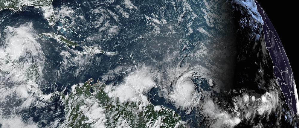 Dieses Satellitenbild der National Oceanic and Atmospheric Administration (NOAA), aufgenommen um 16:20 Uhr EDT, zeigt den Hurrikan Beryl, unten in der Mitte rechts, wie er sich am Samstag, den 29. Juni 2024, über dem Atlantik verstärkt und auf die südöstliche Karibik zurollt. 